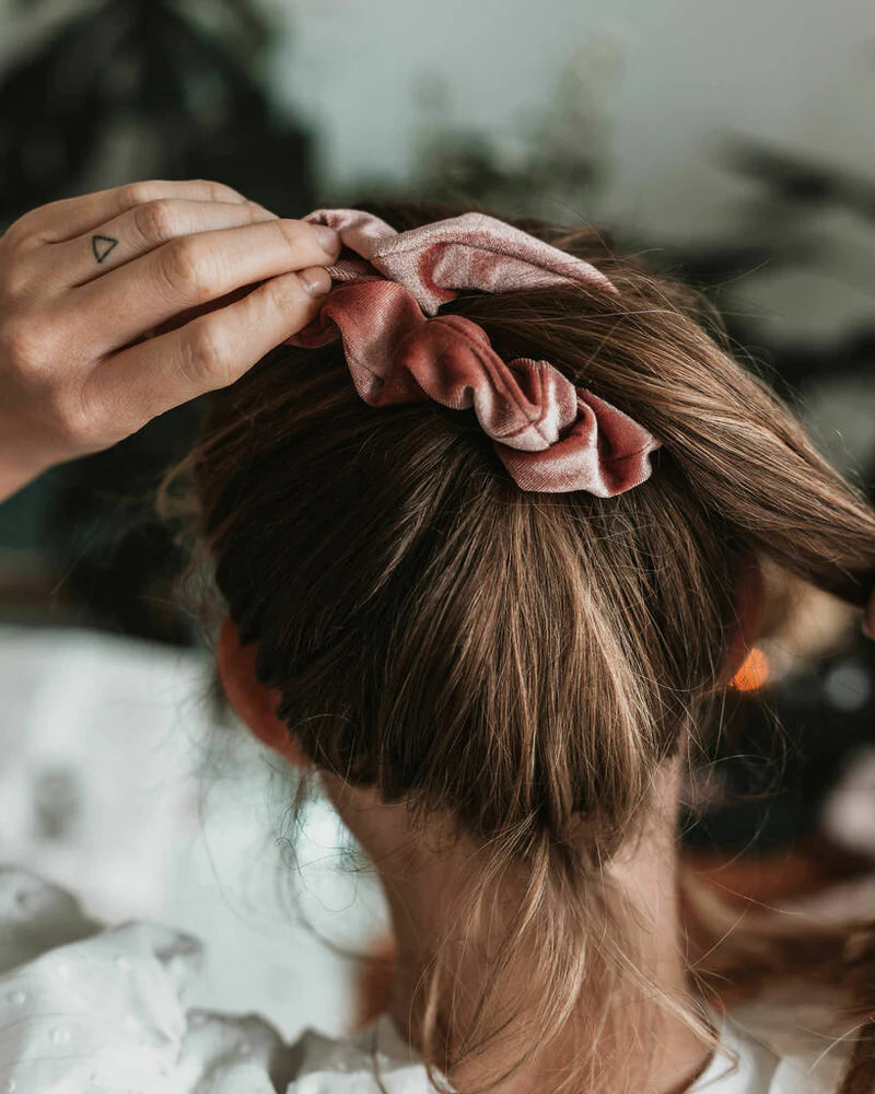 THREE SURPRISE VELVET SCRUNCHIES // NATURAL + PINK TONES